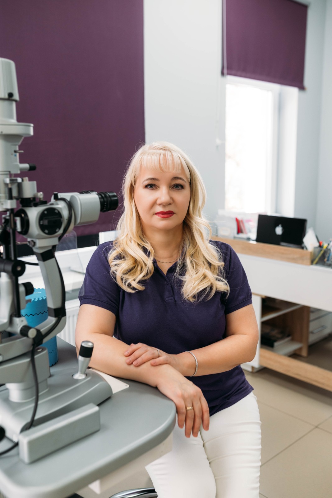 Тетяна Вікторівна Дʼяконова — головний лікар, хірург-офтальмолог вищої кваліфікаційної категорії офтальмологічного центру «Іріс» у Полтаві